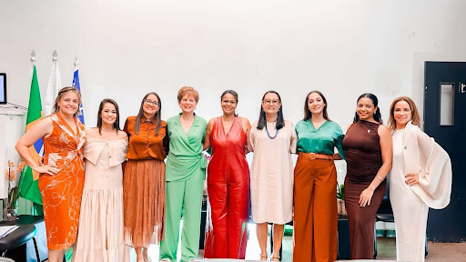 Na fotografia, as integrantes da nova diretoria, da esquerda para a direita: Juliana Martins de Souza, Anna Paula M. Barros, Flavia Alves A. Souza Sales, Maria Márcia Bachion, Meillyne Alves dos Reis, Cynthia A. de Barros Nunes, Sara Oliveira Souza, Vanessa Cindy O. N. Lima de Souza e Diana C. Araujo Pimentel.